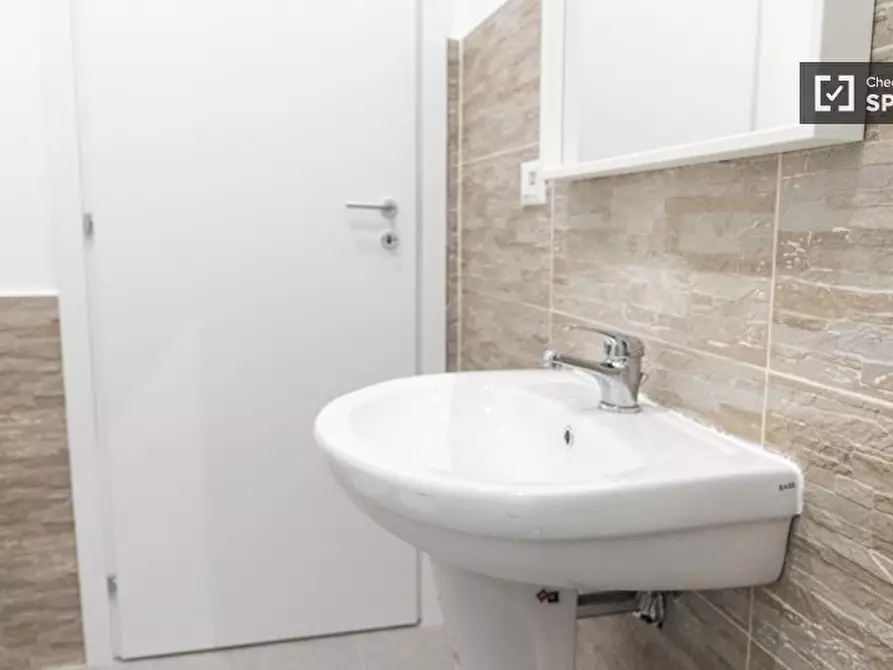 Immagine 14 di Camera condivisa in affitto  in Piazza Regina Margherita a Roma