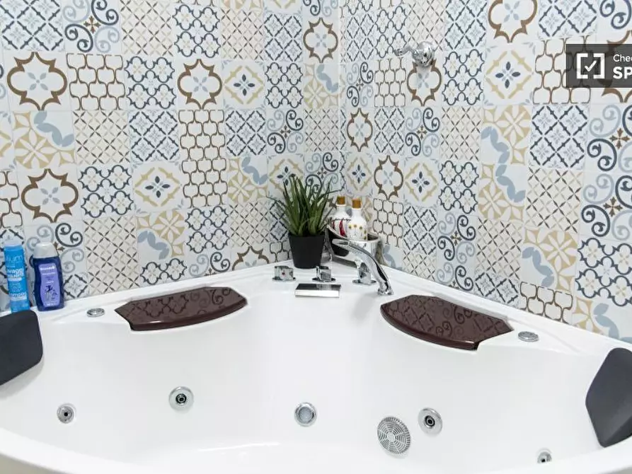 Immagine 10 di Camera condivisa in affitto  in Via Girolamo Benzoni a Roma