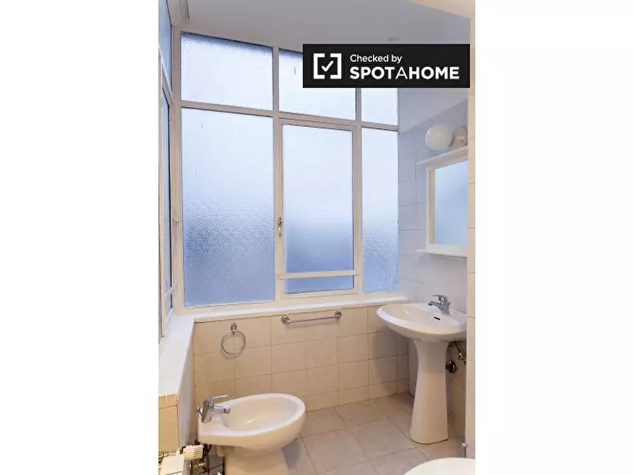 Immagine 6 di Camera condivisa in affitto  in Via Paola Falconieri a Roma