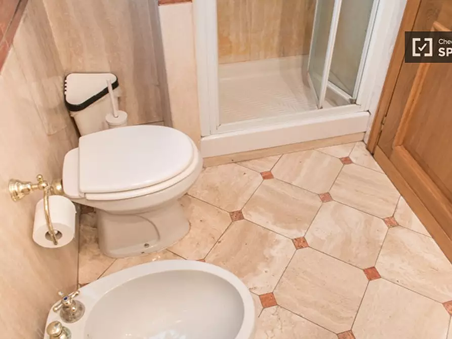 Immagine 10 di Camera condivisa in affitto  in Via Guattani a Roma