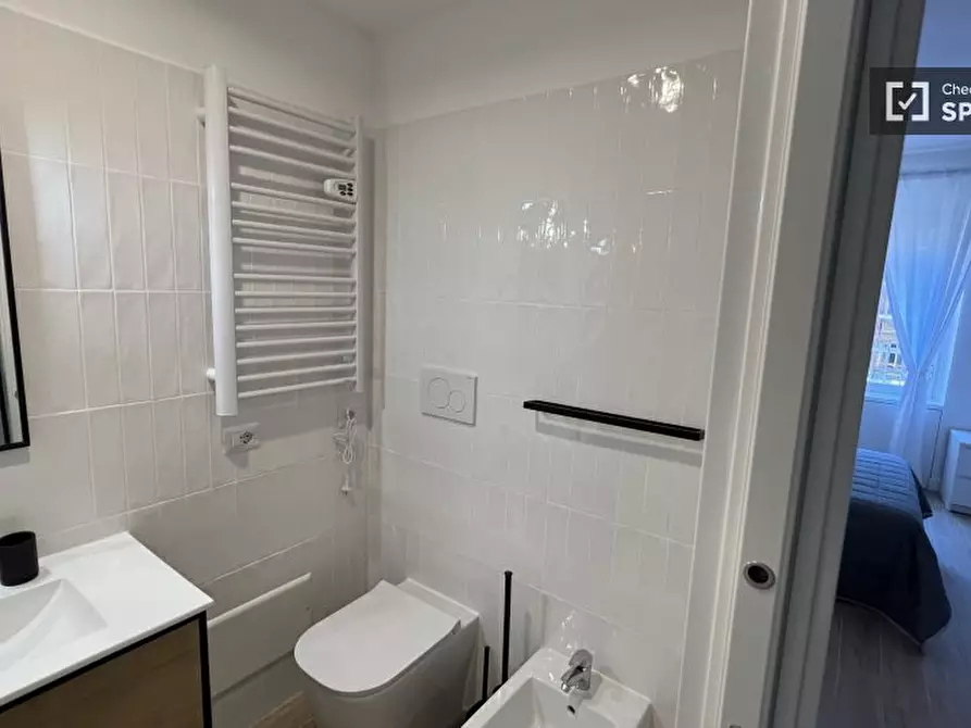 Immagine 3 di Camera condivisa in affitto  in Via Giovanni Mingazzini a Roma