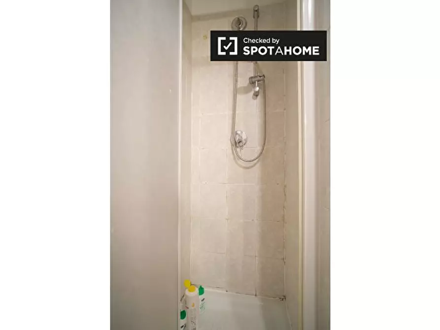 Immagine 16 di Camera condivisa in affitto  in Viale dei Caduti Nella Guerra di Liberazione, 00128 Roma RM, Italy a Roma