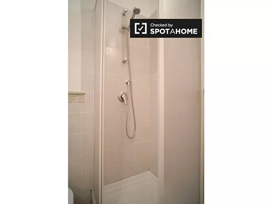 Immagine 11 di Camera condivisa in affitto  in Via Malta a Roma