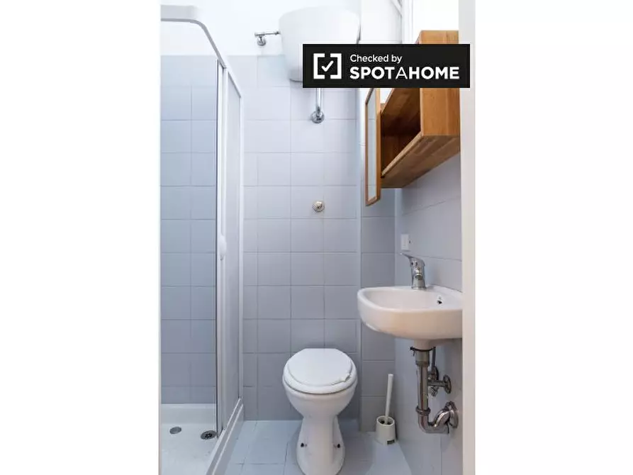 Immagine 11 di Camera condivisa in affitto  in Via Luca Valerio a Roma