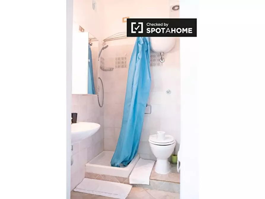 Immagine 6 di Camera condivisa in affitto  in Via Venzone a Roma