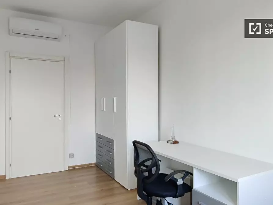 Immagine 2 di Camera condivisa in affitto  in Via Enrico de Nicola a Milano