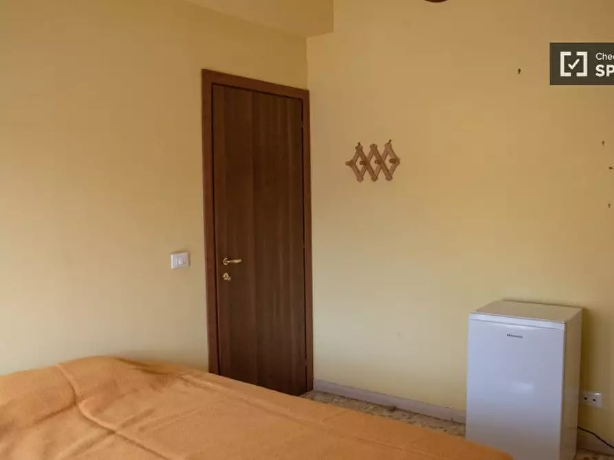 Immagine 2 di Camera condivisa in affitto  in Via Quirino Majorana a Roma