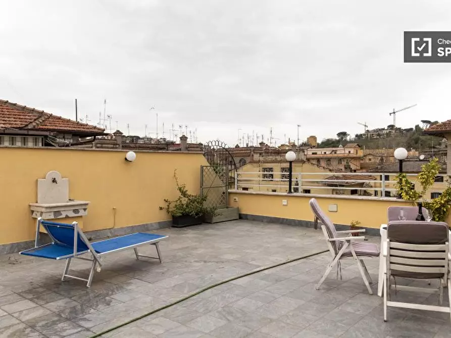 Immagine 10 di Camera condivisa in affitto  in Via Francesco Caracciolo a Roma