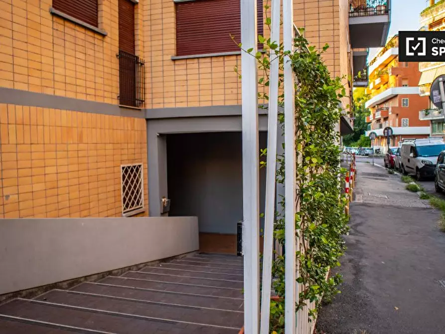 Immagine 12 di Camera condivisa in affitto  in Via Alfredo Catalani a Roma