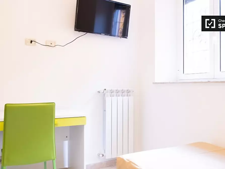 Immagine 3 di Camera condivisa in affitto  in Via dei Giovi a Roma