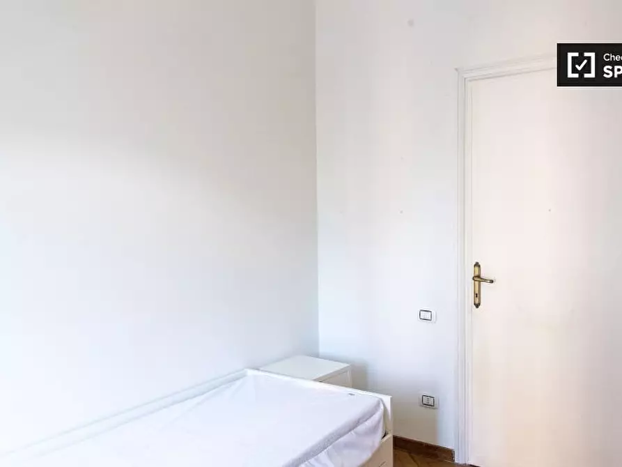 Immagine 16 di Camera condivisa in affitto  in Via Luca Valerio a Roma
