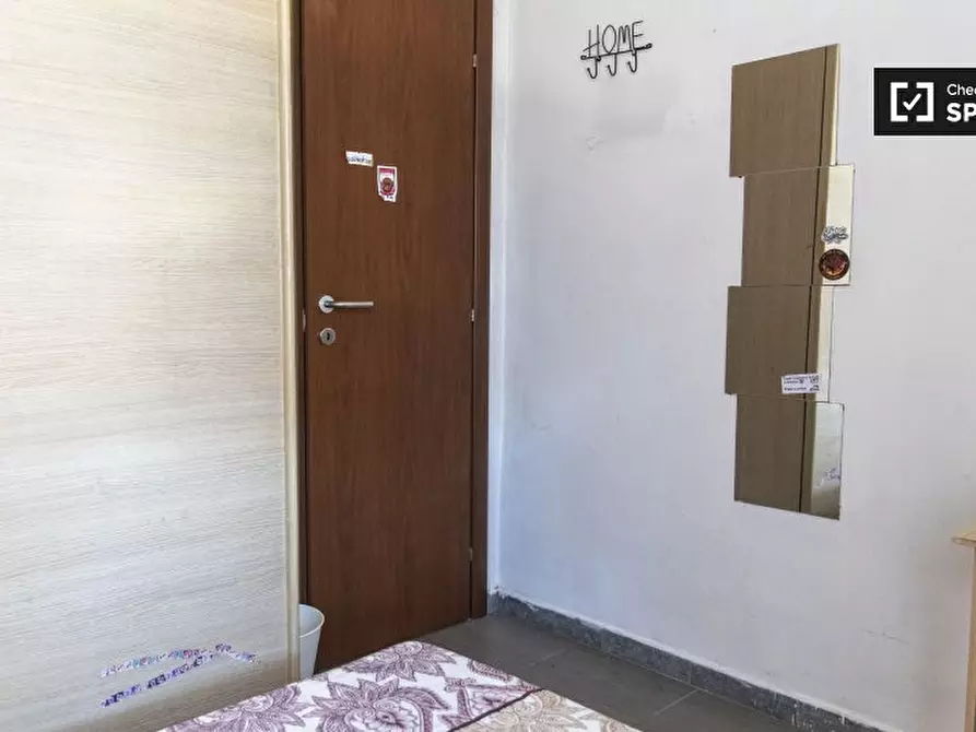 Immagine 2 di Camera condivisa in affitto  in Via Grottaferrata a Roma