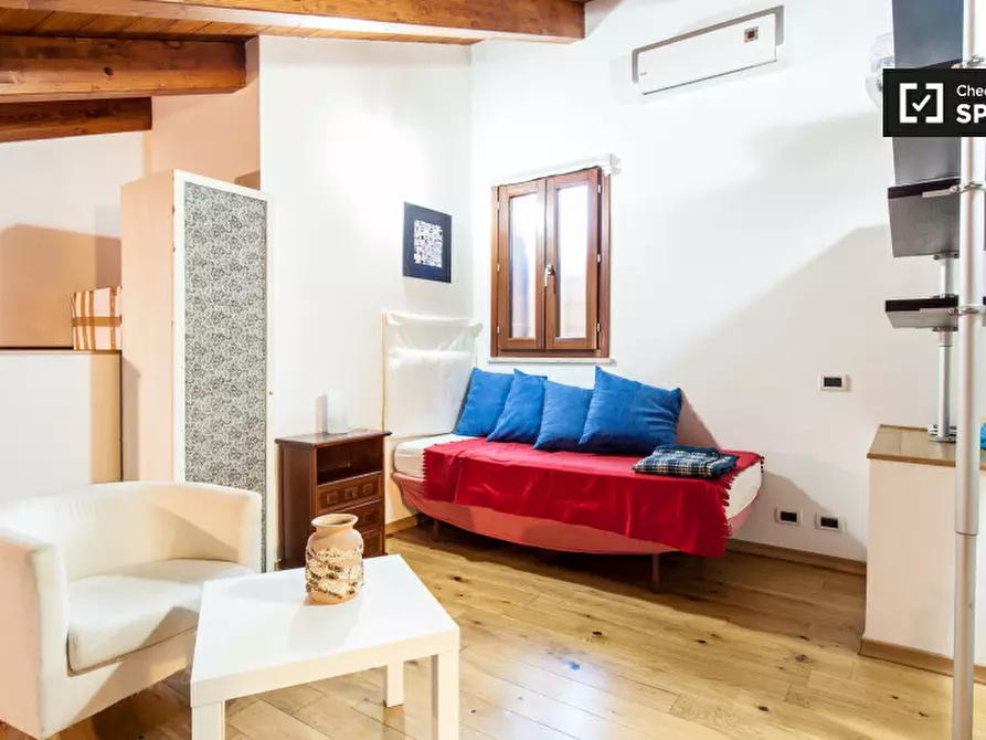 Immagine 10 di Camera condivisa in affitto  in Via Sarzana a Roma