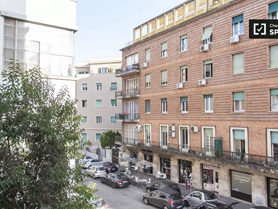 Immagine 5 di Camera condivisa in affitto  in Via Lima a Roma