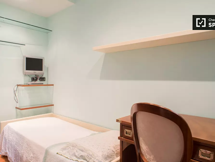 Immagine 2 di Camera condivisa in affitto  in Via Ugo Betti a Roma