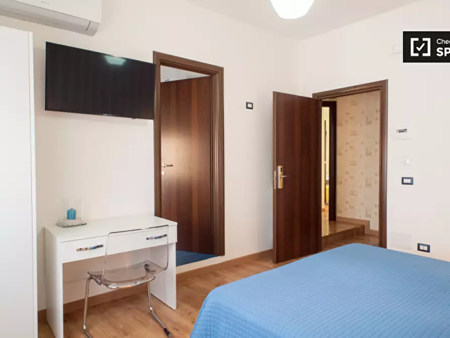 Immagine 3 di Camera condivisa in affitto  in Via Monza a Roma