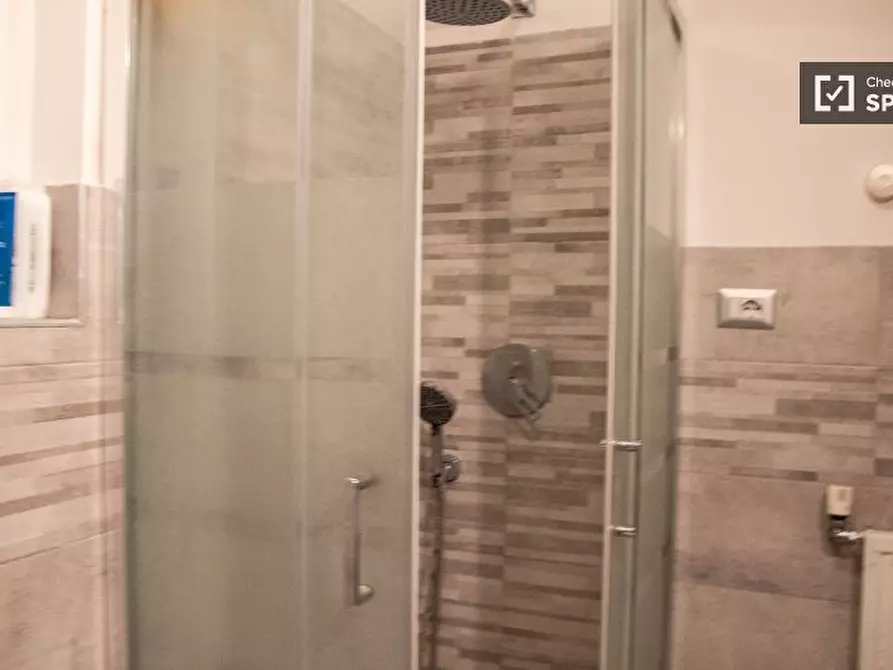 Immagine 14 di Camera condivisa in affitto  in Via Libero Leonardi a Roma