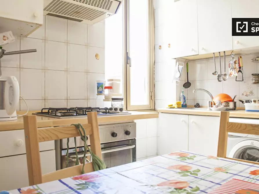 Immagine 8 di Camera condivisa in affitto  in Via Alessandro Avoli a Roma