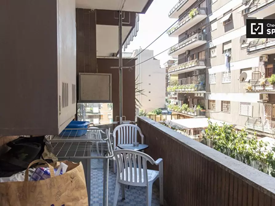 Immagine 18 di Camera condivisa in affitto  in Via Renato Simoni a Roma