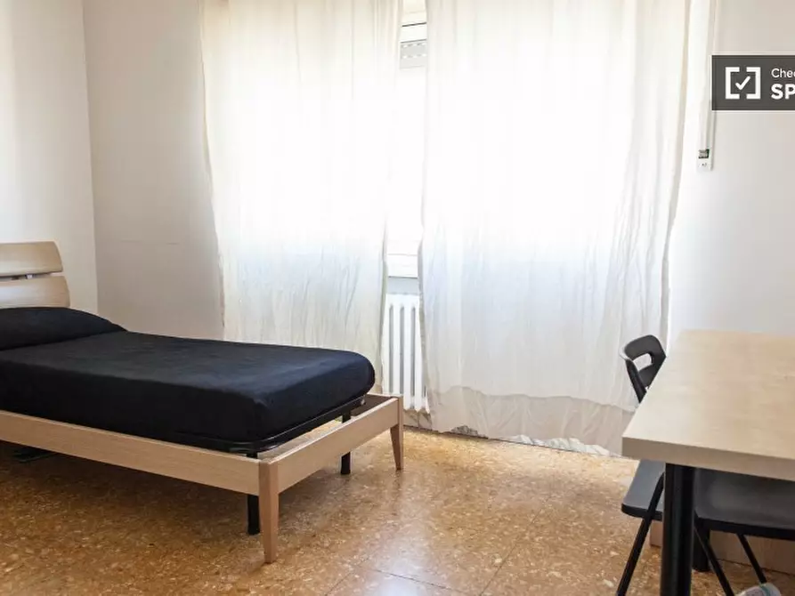 Immagine 12 di Camera condivisa in affitto  in Via Tuscolana a Roma