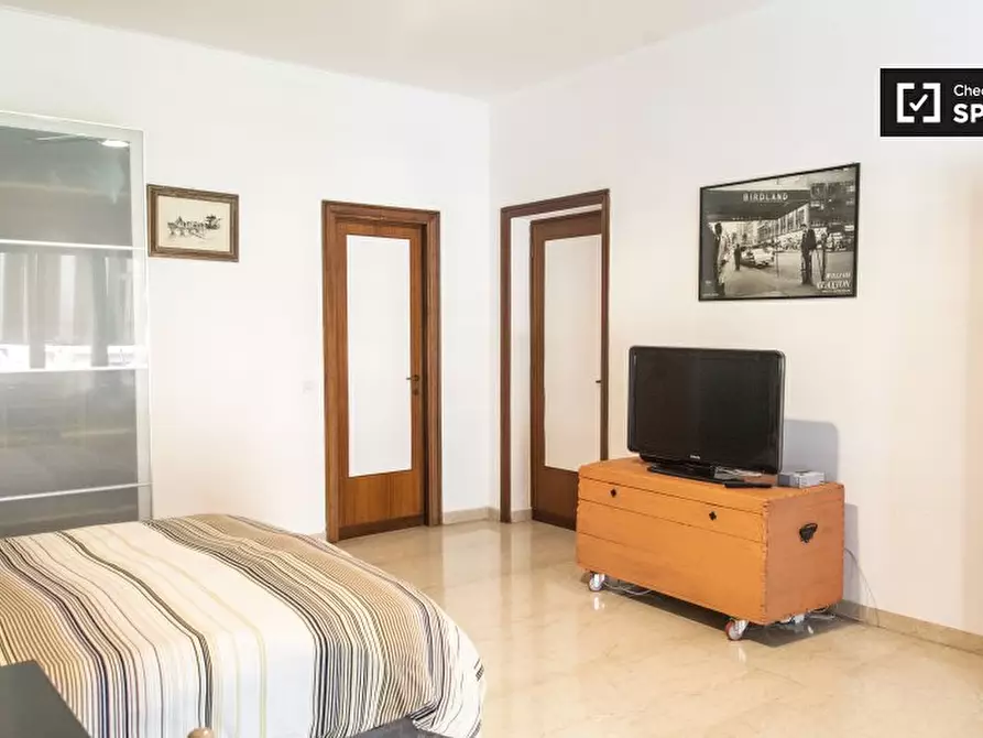 Immagine 4 di Camera condivisa in affitto  in Via Anastasio II a Roma