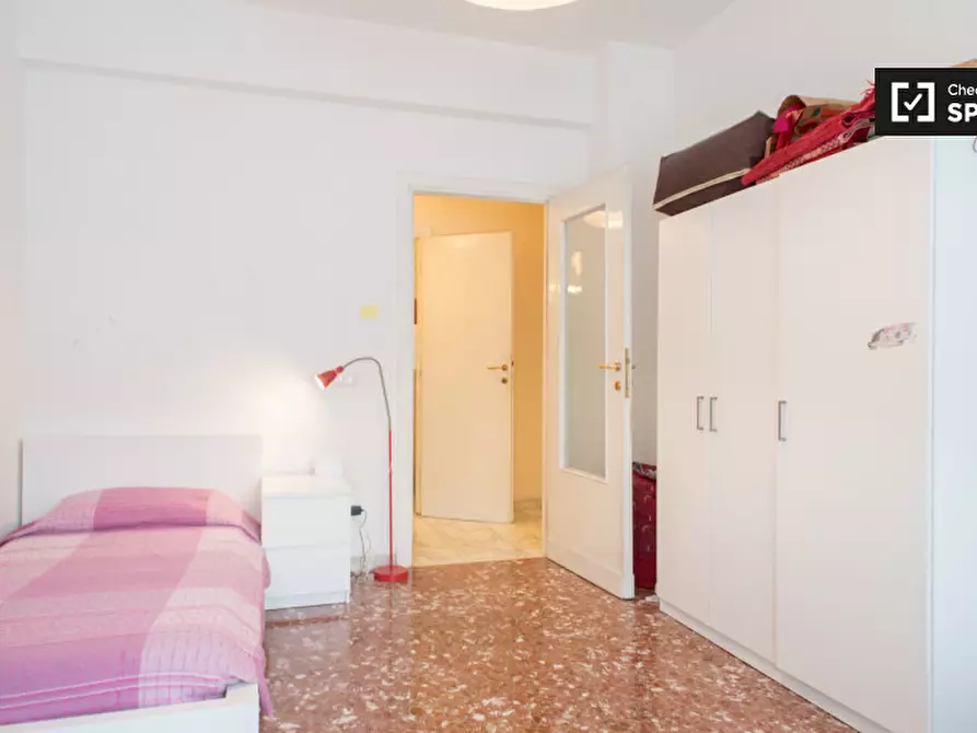 Immagine 3 di Camera condivisa in affitto  in Largo dei Colli Albani a Roma