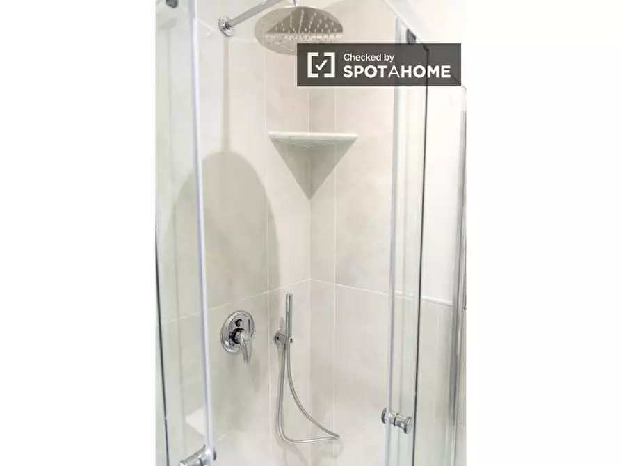 Immagine 17 di Camera condivisa in affitto  in Via del Casale Sansoni a Roma