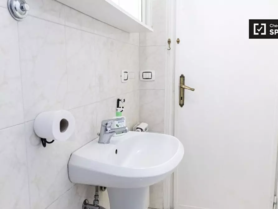 Immagine 19 di Camera condivisa in affitto  in Via Luca Valerio a Roma