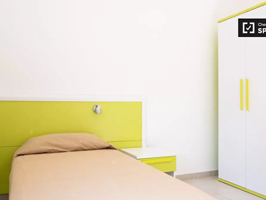 Immagine 2 di Camera condivisa in affitto  in Via dei Giovi a Roma