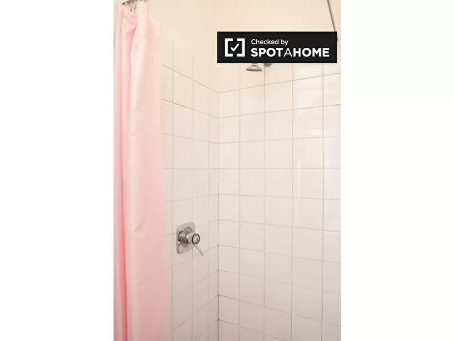 Immagine 16 di Camera condivisa in affitto  in Via Alfonso Borelli a Roma