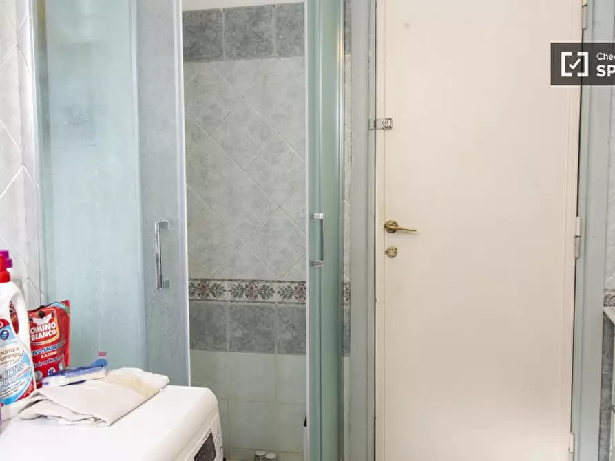 Immagine 9 di Camera condivisa in affitto  in Piazza Vescovio a Roma