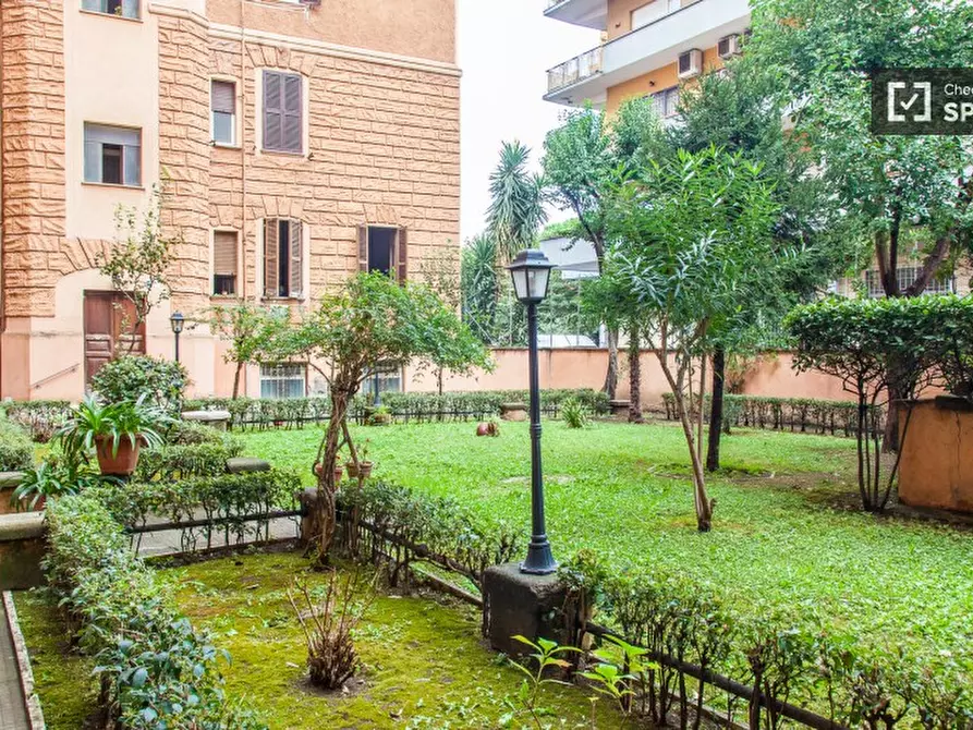 Immagine 13 di Camera condivisa in affitto  in via La Spezia a Roma