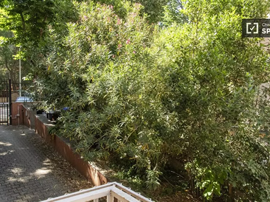 Immagine 15 di Camera condivisa in affitto  in Via Canzone del Piave a Roma