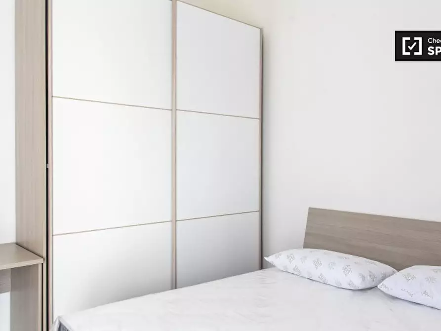 Immagine 2 di Camera condivisa in affitto  in Via Francesco Grimaldi a Roma