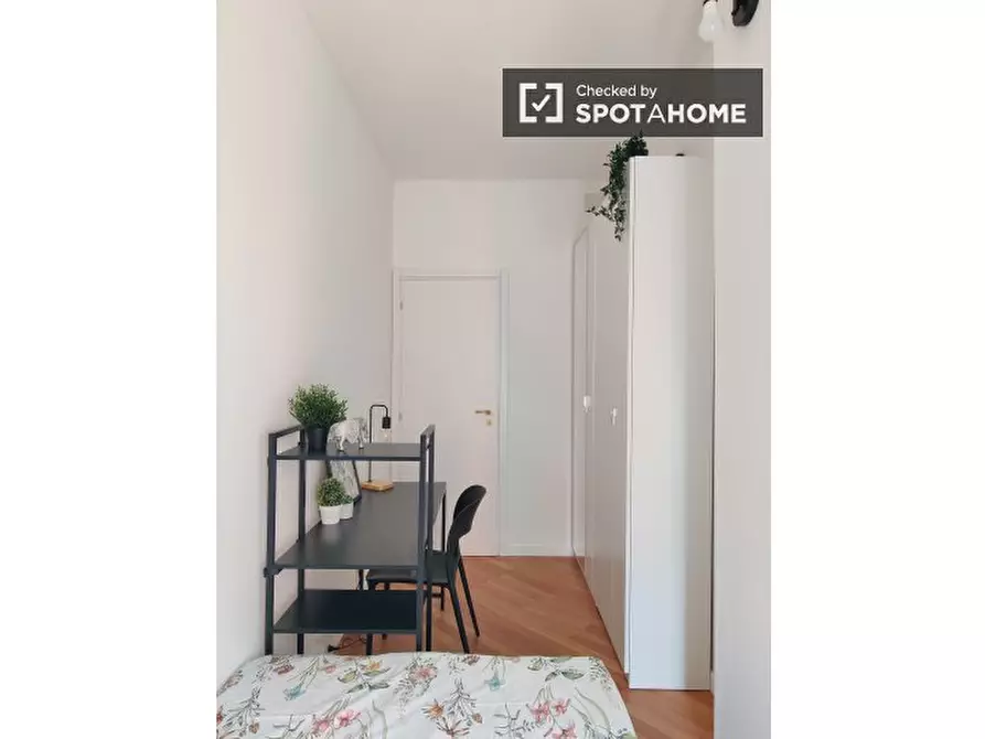 Immagine 2 di Camera condivisa in affitto  in Via Sebino a Milano