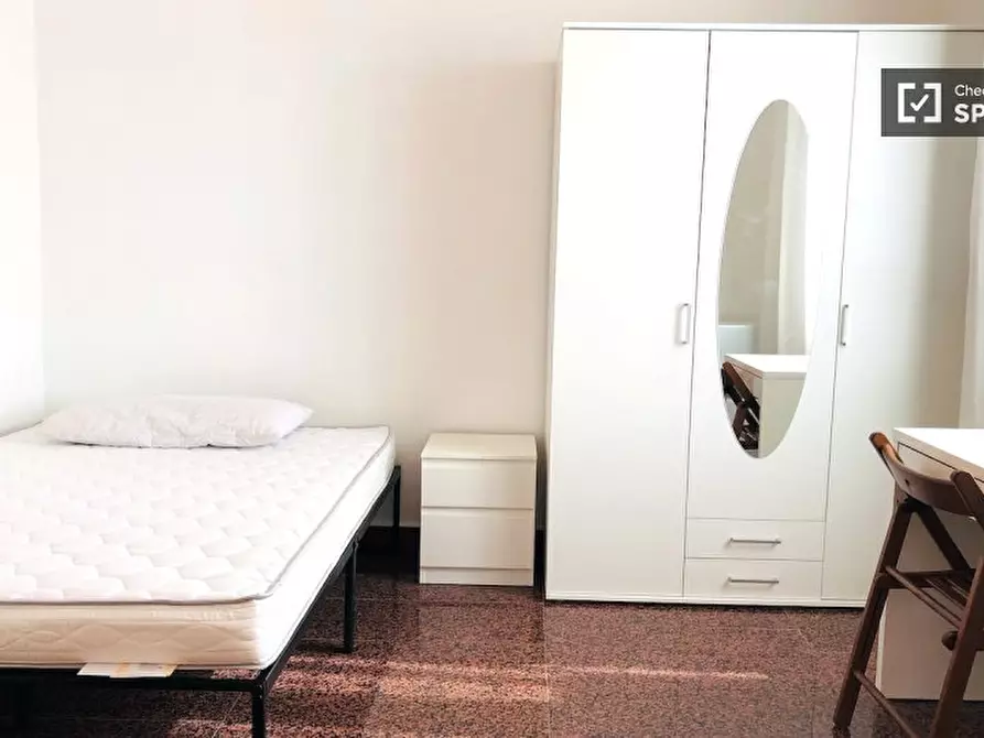 Immagine 1 di Camera condivisa in affitto  in Via Alessandro Brisse a Roma