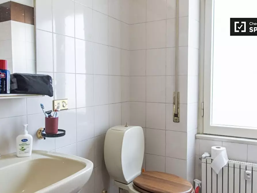 Immagine 10 di Camera condivisa in affitto  in Via Tito Omboni a Roma