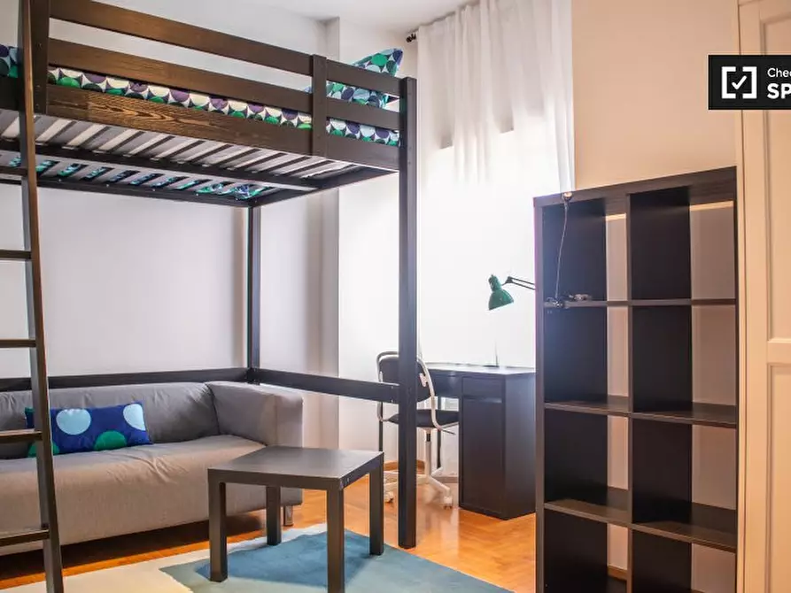 Immagine 3 di Camera condivisa in affitto  in Via Alfredo Catalani a Roma