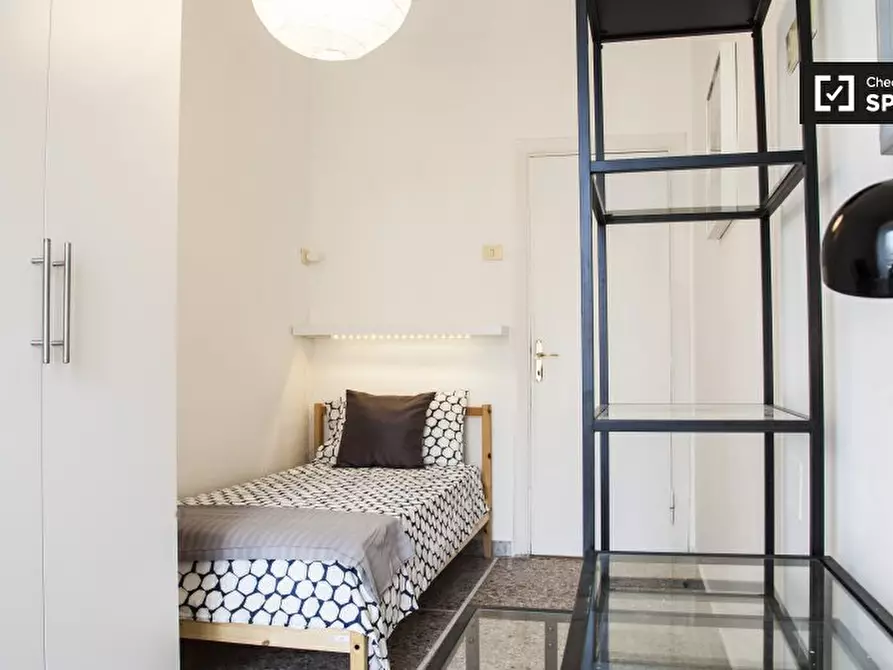 Immagine 2 di Camera condivisa in affitto  in Via Nemorense, 00198 Roma RM, Italy a Roma