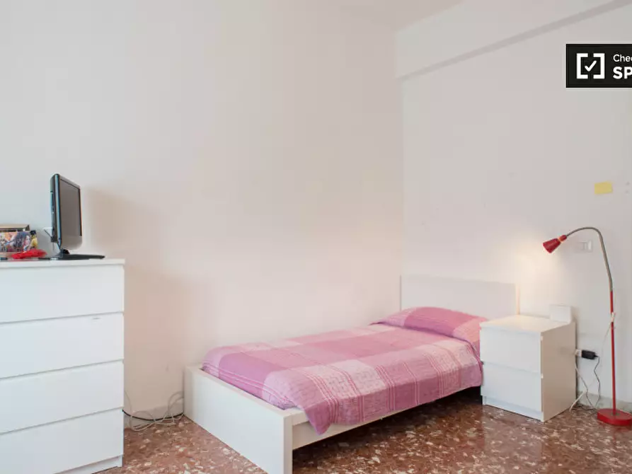 Immagine 5 di Camera condivisa in affitto  in Largo dei Colli Albani a Roma