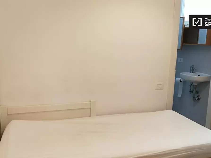 Immagine 4 di Camera condivisa in affitto  in Via Luca Valerio a Roma