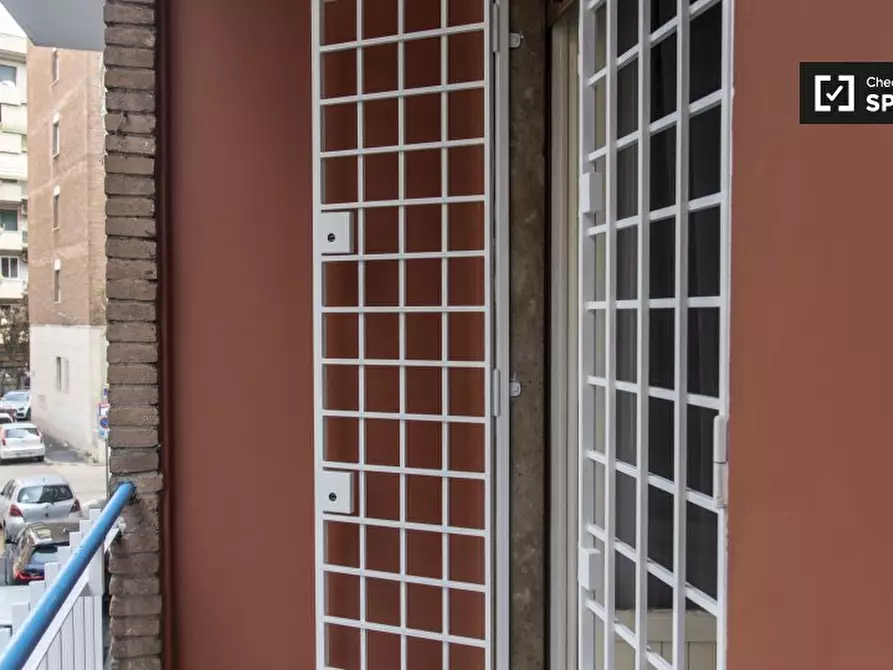 Immagine 3 di Camera condivisa in affitto  in Via Capo Miseno a Roma