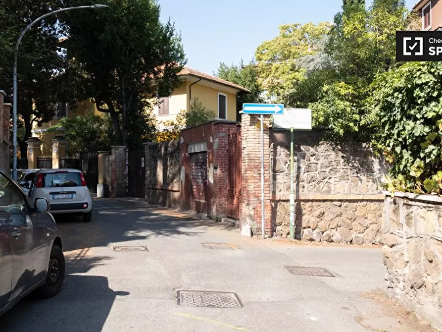 Immagine 19 di Camera condivisa in affitto  in Via dei Giovi a Roma