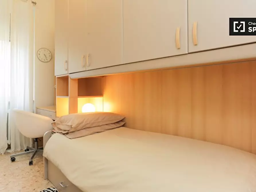 Immagine 2 di Camera condivisa in affitto  in Via Guglielmö Röntgen, 19, 20136 Milano MI, Italy a Milano