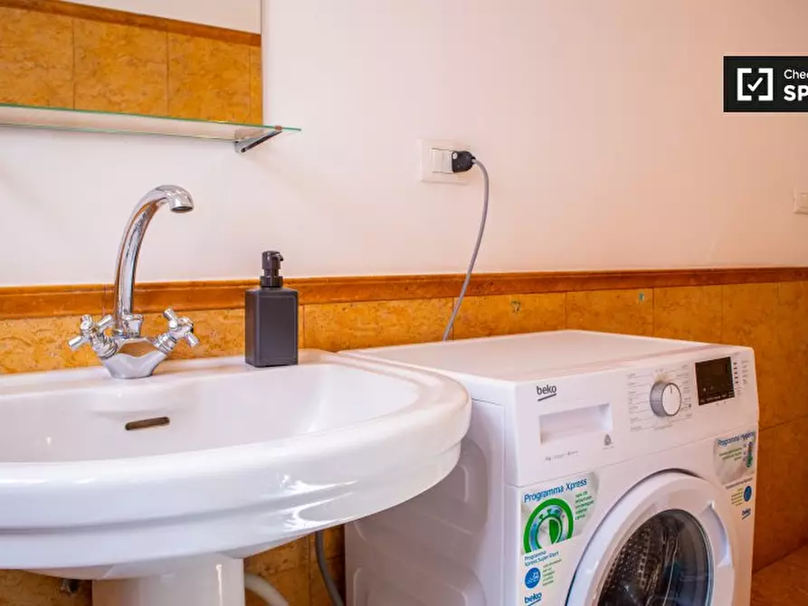 Immagine 9 di Camera condivisa in affitto  in Via Alfredo Catalani a Roma