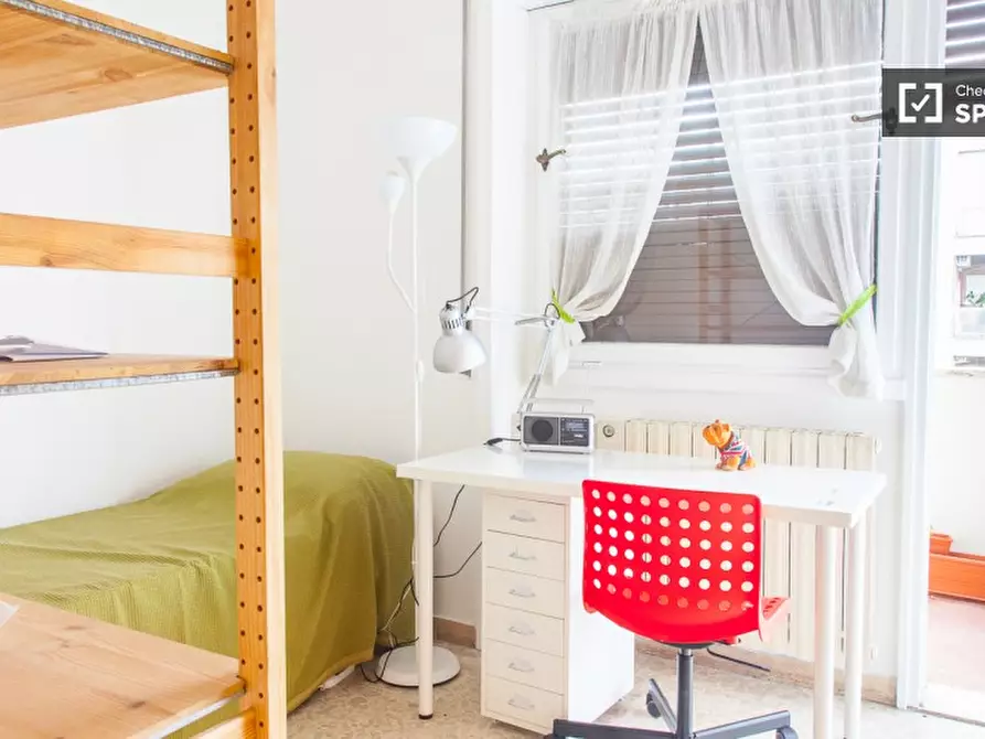 Immagine 3 di Camera condivisa in affitto  in Via Val Padana a Roma