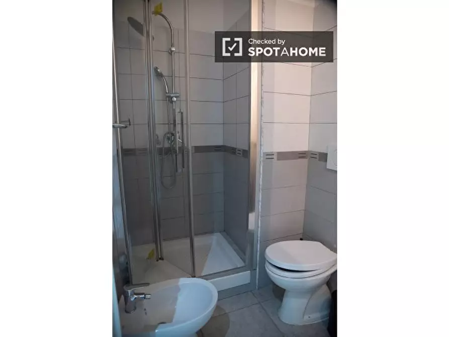 Immagine 10 di Camera condivisa in affitto  in Via Nino Oxilia a Roma