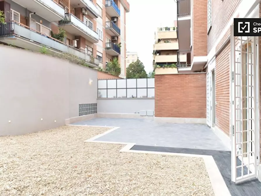 Immagine 9 di Camera condivisa in affitto  in Viale di Vigna Pia a Roma