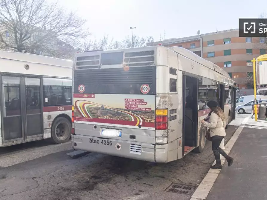 Immagine 15 di Camera condivisa in affitto  in Piazza Vescovio a Roma