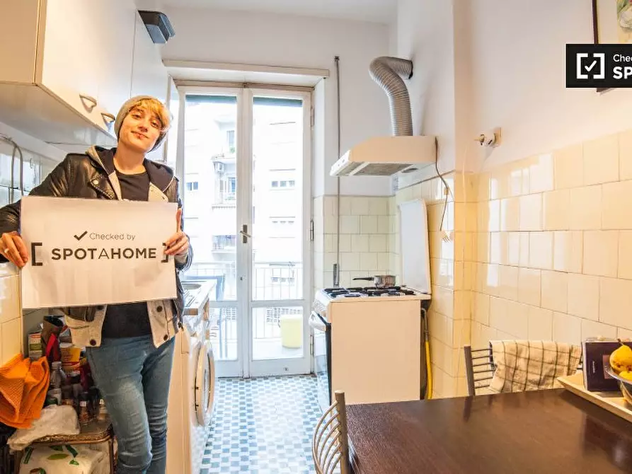 Immagine 9 di Camera condivisa in affitto  in Via Alba a Roma